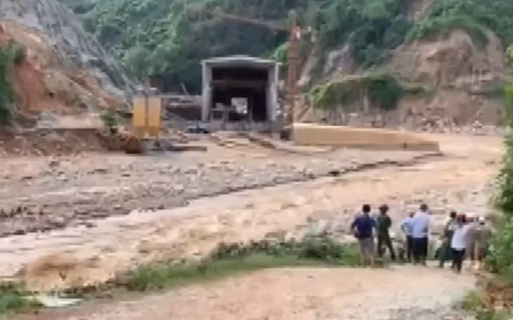 Tuyến đường huyết mạch vào các xã vùng cao: Phước Thành, Phước Lộc… bị sạt lở nặng nề.