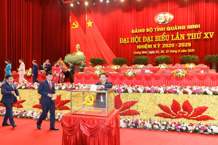 Các đại biểu bỏ phiếu bầu Ban Chấp hành Đảng bộ tỉnh khóa XV.