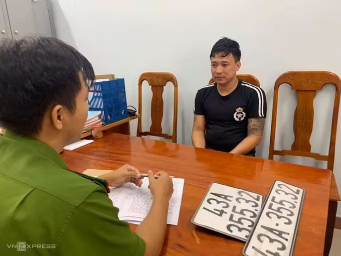 Ngô Hồng Phong làm việc với cơ quan điều tra. Ảnh: Quang Hà