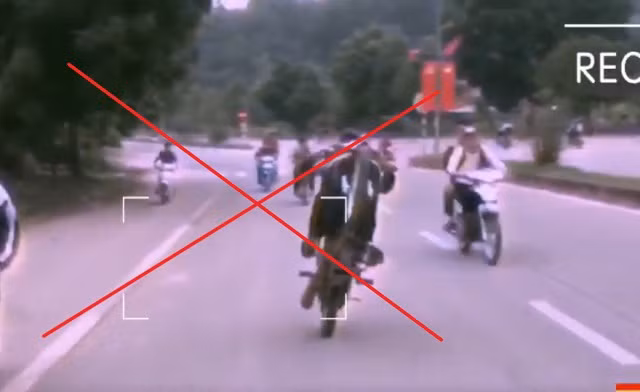 Nhóm học sinh cấp 3 này thường xuyên tụ tập đua xe, lạng lách, đánh võng, “bốc đầu”, thả cả hai tay. Thậm chí, nhóm này còn quay clip đăng tải lên mạng xã hội để “tuyển thành viên”.
