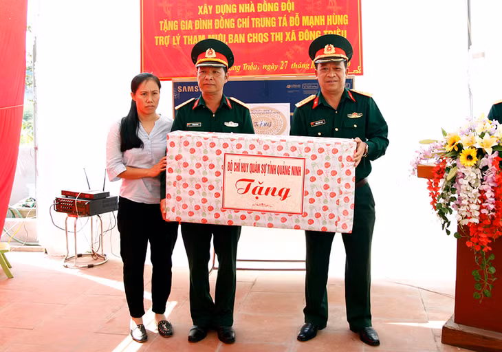 Đại tá Trần Khắc Xung, Phó Chủ nhiệm Chính trị Bộ CHQS tỉnh, tặng quà cho gia đình đồng chí Hùng.