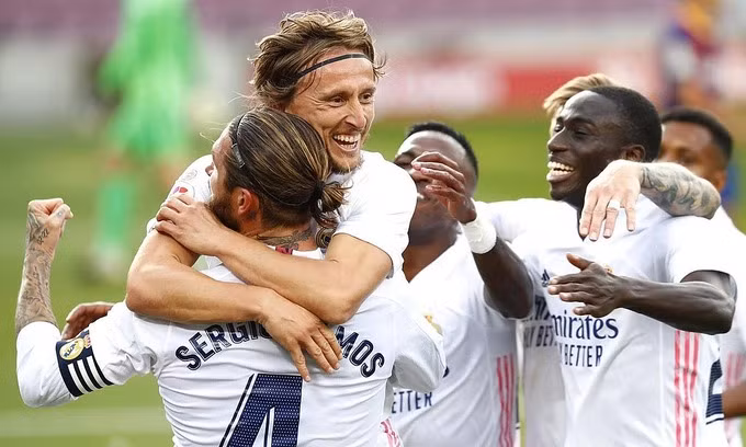 Modric ôm Ramos mừng bàn thắng ấn định thắng lợi 3-1 cho Real. Ảnh: AP