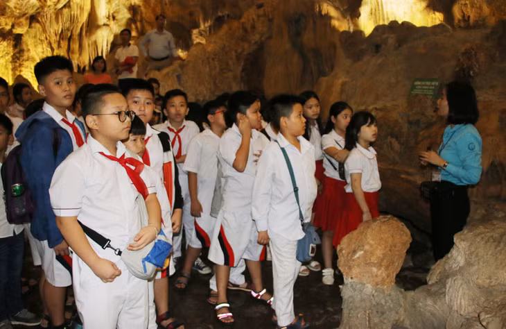 Các em học sinh được hướng dẫn viên giới thiệu về vẻ đẹp của động Thiên Cung.