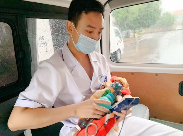 trẻ được chỉ định bóp bóng qua Mask chuyển đến Bệnh viện Sản Nhi Quảng Ninh để tiếp tục theo dõi điều trị.