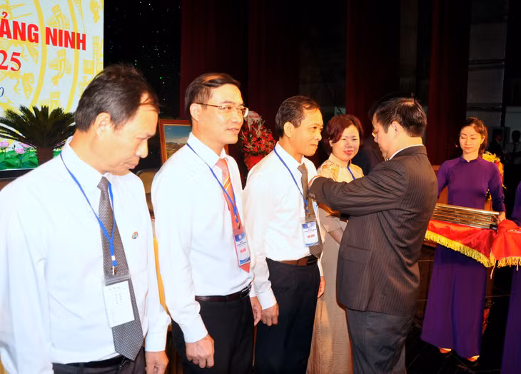 Các cá nhân có đóng góp xuất sắc cho sự phát triển Liên minh HTX được vinh dự nhân Kỷ niệm chương của 