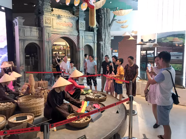 Du khách đến tham quan Bảo tàng Quảng Ninh. Ảnh chụp ngày 04/10/2020.