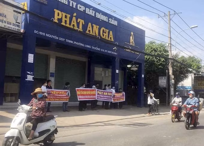 Công ty Phát An Gia bị cáo buộc chưa được cấp phép xây dựng dự án nhưng tự vẽ 5 khu dân cư ở quận 9, bán cho 80 người thu gần 100 tỷ đồng.