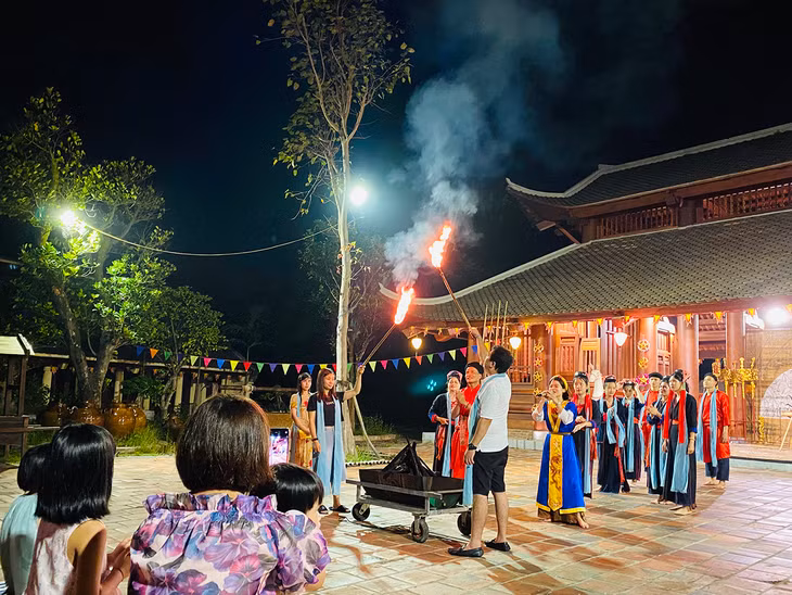 Đêm hội làng với nhiều tiết mục hát, múa dân tộc đặc sắc 