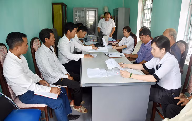 UBND xã Quảng Tân họp bàn với CBCC, người dân về việc xét hưởng chế độ trợ cấp cho người có công tại địa phương.