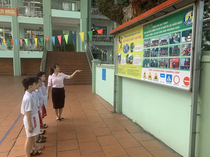 Các giáo viên Trường Tiểu học Hạ Long tuyên truyền Luật giao thông đến các em học sinh.