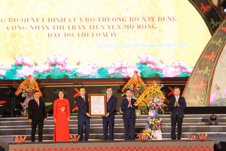 Lãnh đạo huyện Tiên Yên và thị trấn Tiên Yên đón nhận quyết định của Bộ Xây dựng.