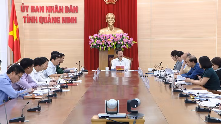 Đồng chí Cao Tường Huy, Phó Chủ tịch Thường trực UBND tỉnh chủ trì cuộc họp