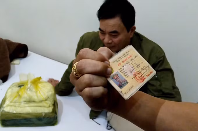 Nguyễn Văn Hòa lúc bị bắt cùng thẻ ngành công an giả. Ảnh: Hoài Thanh.