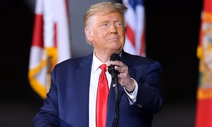 Tổng thống Mỹ Donald Trump vận động tranh cử ở Florida hôm 23/10. Ảnh: AFP.