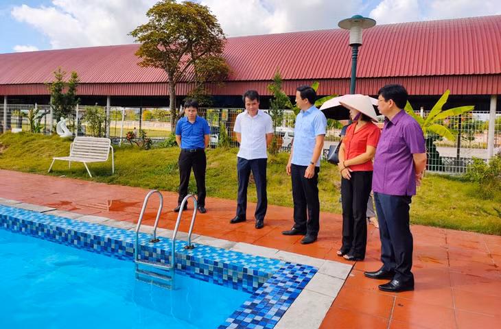 Đoàn giám sát của HĐND tỉnh giám sát công tác quản lý các thiết chế văn hóa - thể thao tại Trung tâm văn hóa TX Đông Triều