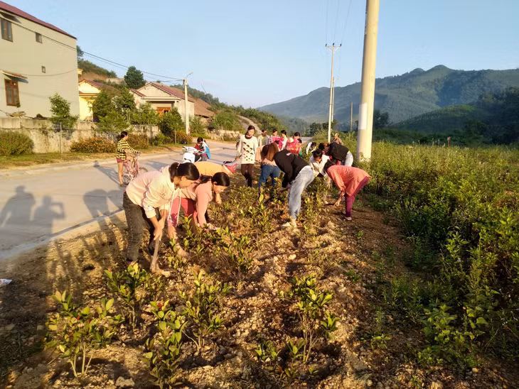 Người dân thôn Khe Lẹ, xã Hà Lâu, huyện Tiên Yên, tham gia dọn dẹp vệ sinh môi trường.