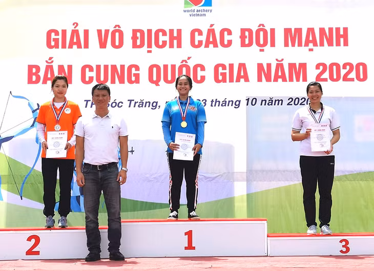 VĐV Lê Phạm Ngọc Anh nhận HCV.
