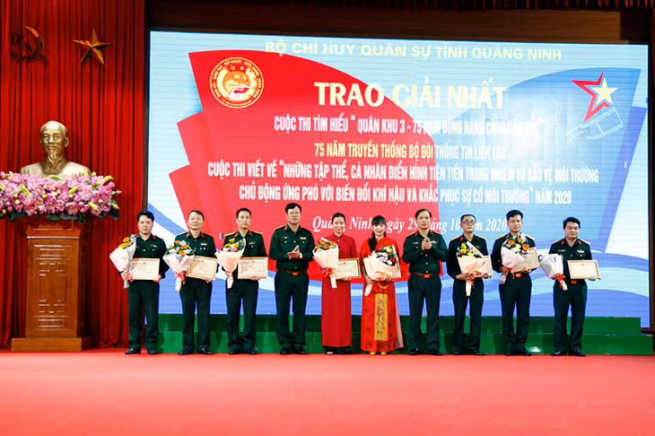 : Đại tá Lê Văn Long, Ủy viên Ban Thường vụ Tỉnh ủy, Chỉ huy trưởng Bộ CHQS tỉnh; Đại tá Nguyễn Quang Hiến, Phó Bí thư Thường trực Đảng ủy, Chính ủy Bộ CHQS tỉnh, trao thưởng cho các tập thể, cá nhân đạt giải nhất 3 cuộc thi.