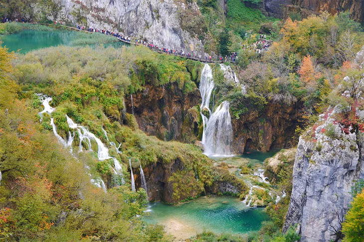 Bước tới Plitvice, vô số khung cảnh đẹp sẽ lần lượt hiện ra trước mắt du khách. Từ trên cao chìm trong mây mù, ôm trọn cả đất trời trong tầm tay, chỉ vài bậc thang đi xuống, đã có thể hòa mình vào làn nước trong vắt và xanh biếc quyến rũ lạ kỳ.