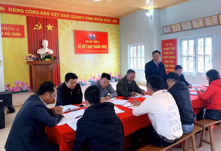 Đồng chí Lê Văn Ánh, Bí thư Thành ủy dự buổi sinh hoạt Chi bộ thôn 3 (xã Hải Xuân, TP Móng Cái), ngày 3/12/2019. Ảnh: Vi Thu (Trung tâm TT&VH Móng Cái)