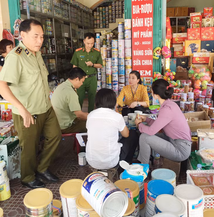 Đoàn kiểm tra liên ngành của thị xã đã phát hiện trên 500 hộp sữa các loại đã hết hạn sử dụng ghi trên bao bì.Đoàn kiểm tra liên ngành của thị xã đã phát hiện trên 500 hộp sữa các loại đã hết hạn sử dụng ghi trên bao bì.Đoàn kiểm tra liên ngành của thị xã đã phát hiện trên 500 hộp sữa các loại đã hết hạn sử dụng ghi trên bao bì.