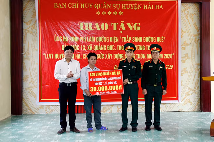 Lãnh đạo Ban CHQS huyện Hải Hà trao số tiền hỗ trợ 30 triệu đồng cho Bản mốc 13, xã Quảng Đức.