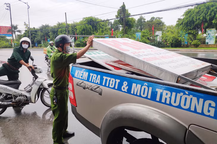  Lực lượng đã thu giữ các biển quảng cáo để sai quy định.