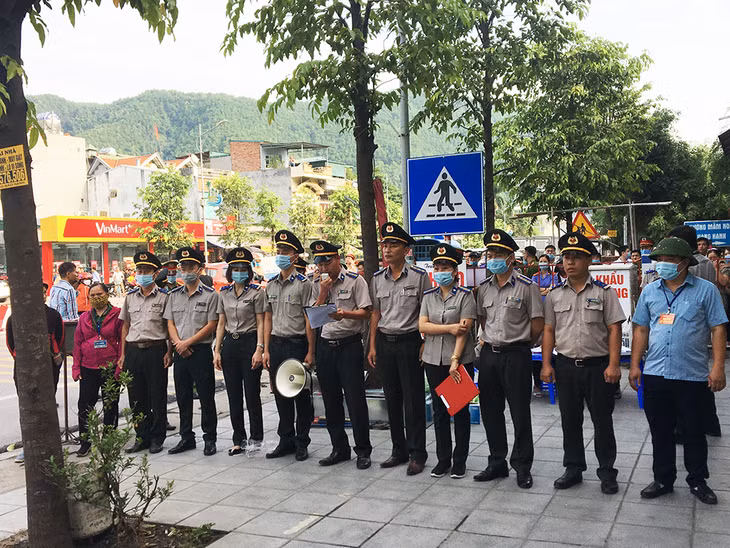 Cán bộ Chi cục thi hành án dân sự TP Cẩm Phả đọc Quyết định cưỡng chế thi hành án dân sự.