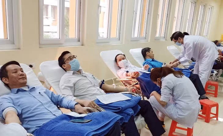 Đông đảo cán bộ, công chức, viên chức và tình nguyện viên CTĐ tham gia HMTN tại Bệnh viện Việt Nam- Thụy Điển Uông Bí, tháng 3/2020. 