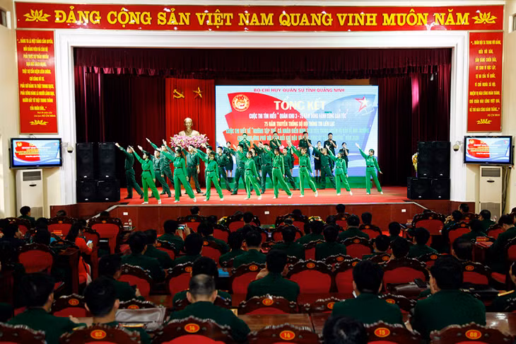 Văn nghệ chào mừng.