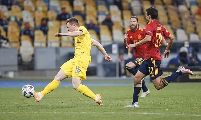 Tsyhankov đánh bại De Gea, ghi bàn duy nhất của trận đấu. Ảnh: Reuters.