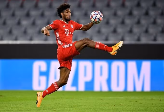Coman khống chế bóng trước khi dứt điểm mở tỷ số. Ảnh: FCB.