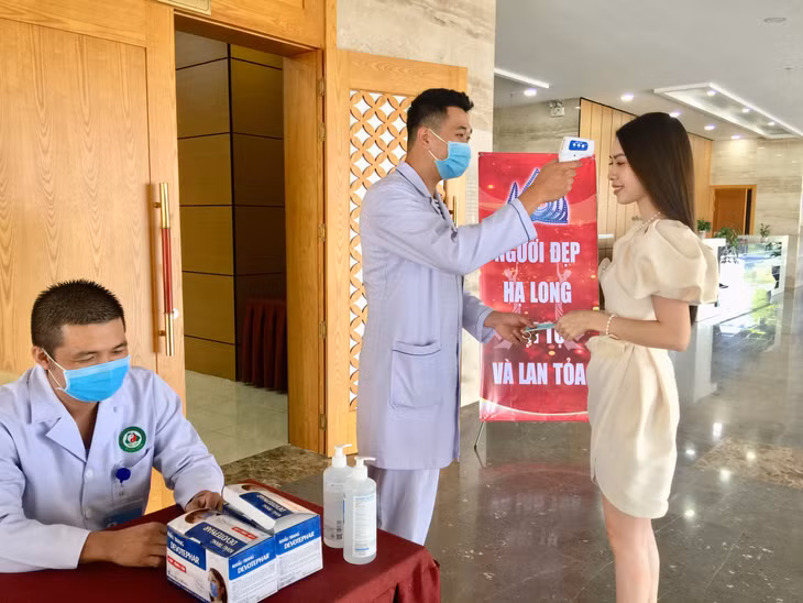 Trong bối cảnh dịch Covid-19 diễn biến khó lường, mọi hoạt động trong khuôn khổ cuộc thi đều được đảm bảo tính phòng dịch. Trong ảnh: Kiểm tra nhiệt độ cho các thí sinh trước khi bước vào phòng thi sơ khảo.