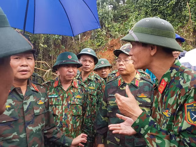 Các phương án cứu hộ được triển khai tại hiện trường, trong đó, các lực lượng huy động tối đa máy móc thiết bị, sử dụng cả chó nghiệp vụ để tìm kiếm người mất tích.
