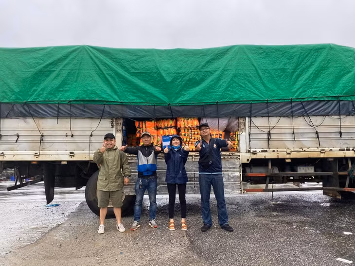 Hòa Minzy đến Hà Tĩnh cứu trợ người dân