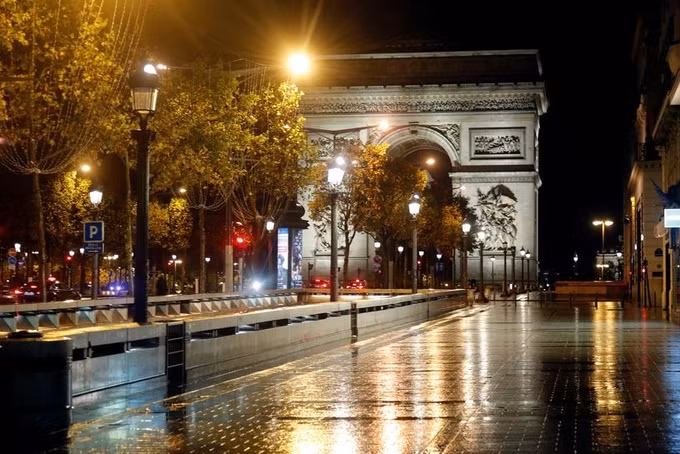 Khải Hoàn Môn không người qua lại khi Paris áp lệnh giới nghiêm ban đêm hôm 27/10. Ảnh: Reuters.