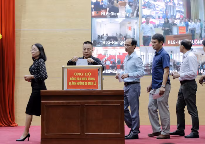Đông đảo cán bộ, công nhân viên chức tham gia ủng hộ đồng bào miền Trung bị ảnh hưởng do mưa lũ.