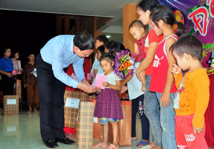 Bí thư Tỉnh ủy Nguyễn Xuân Ký tặng quà cho các em thiếu nhi có hoàn cảnh khó khăn trên địa bàn xã Kỳ Thượng.