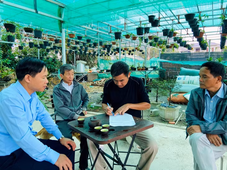 Ông Nguyễn Đình Thọ, Bí thư Chi bộ, Trưởng thôn Khe Ngái (xã Đoàn Kết, huyện Vân Đồn) làm việc với Xí nghiệp Nước Vân Đồn về việc đầu tư công trình cấp nước sạch cho thôn.