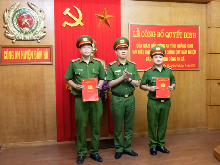 Lãnh đạo Công an huyện Đầm Hà trao Quyết định của Giám đốc Công an tỉnh
