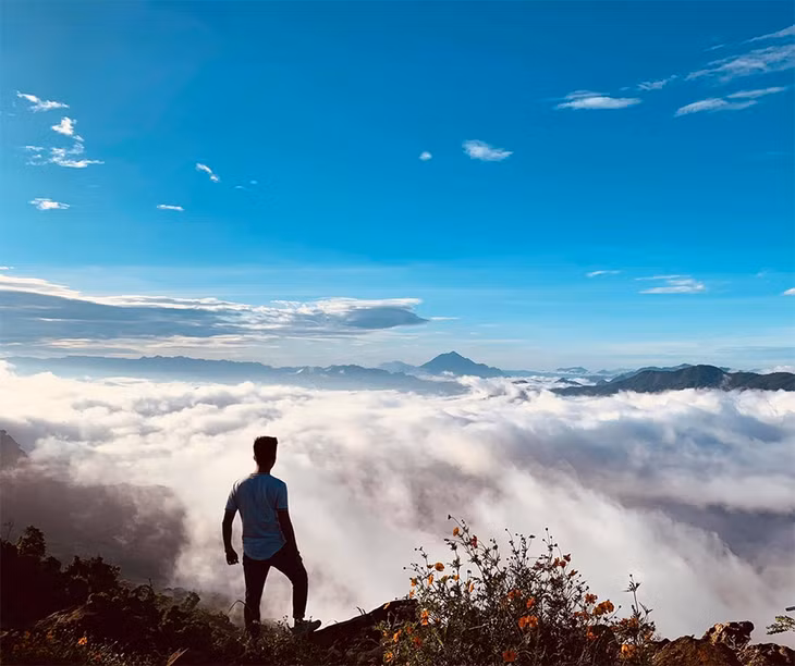 Hang Kia - Pà Cò cách trung tâm thị trấn Mộc Châu 40 km về hướng Hà Nội. Đi dọc quốc lộ 6 từ Mộc Châu, du khách rẽ vào chợ Pà Cò và đi thêm 7 km nữa là tới điểm săn mây. Thời gian thích hợp để săn mây là buổi sáng sớm vào các tháng cuối năm. Khi thời tiết đẹp (hoặc sau cơn mưa) nơi đây thường xuất hiện biển mây trắng xóa. Du khách có thể kết hợp chụp mây, cánh đồng hoa cánh bướm, xích đu gỗ hay những tiểu cảnh do dân địa phương mới làm để phục vụ du lịch. Ảnh: Nguyễn Hiền
