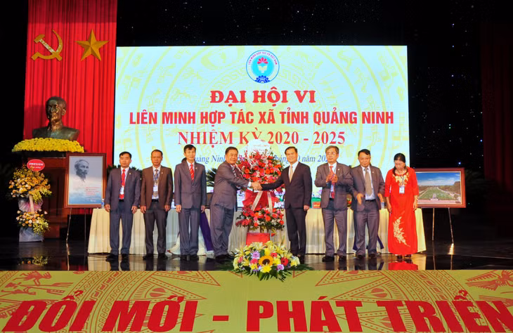 Phó Chủ tịch UBND tỉnh Bùi Văn Khắng thay mặt các đồng chí lãnh đạo tỉnh tặng hoa chúc mừng Đại hội.