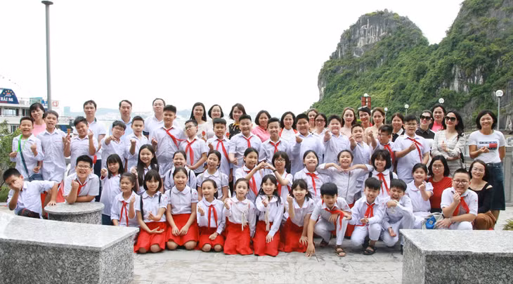 Phụ huynh và học sinh trường Tiểu học Quang ảung tham gia chuyến đi chụp ảnh lưu niệm tại vịnh Hạ Long.