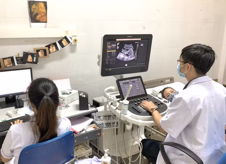 Phụ nữ mang thai cần đi khám thai định kỳ để phát hiện tiền sản giật (trong ảnh: Siêu âm thai tại Bệnh viện Sản nhi tỉnh).