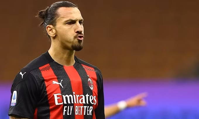 Ibrahimovic giúp Milan xây chắc ngôi đầu bảng Serie A. Ảnh: AFP.