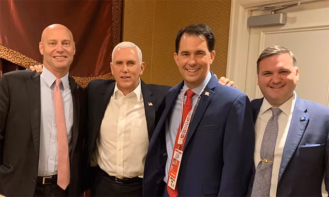 Từ trái qua: Chánh văn phòng Phó tổng thống Mỹ Marc Short, Phó tổng thống Mỹ Mike Pence, cựu thống đốc bang Wisconsin Scott Walker và cố vấn Marty Obst tại một sự kiện ngày 7/10. Ảnh: Twitter/ScottWalker.