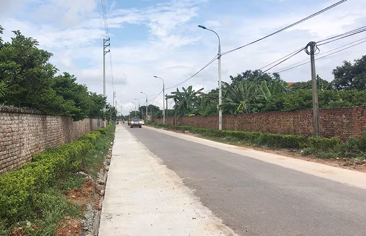 Tuyến đường thôn Tam Hồng, xã An Sinh, TX Đông Triều do nhân dân mở rộng, nâng cấp, trồng cây xanh hai bên ven đường.