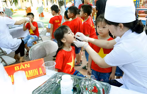 Cho trẻ uống vitamin A trong Ngày vi chất dinh dưỡng.