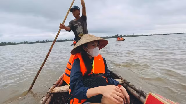 Thủy Tiên tới vùng lũ.