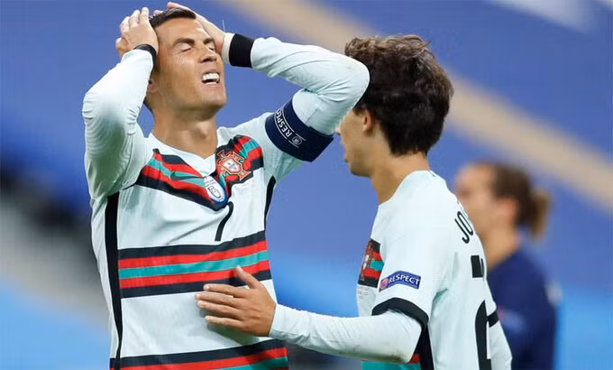 Ronaldo chơi hai trận của tuyển Bồ Đào Nha, ngay trước khi bị công bố dương tính. Ảnh: Reuters.